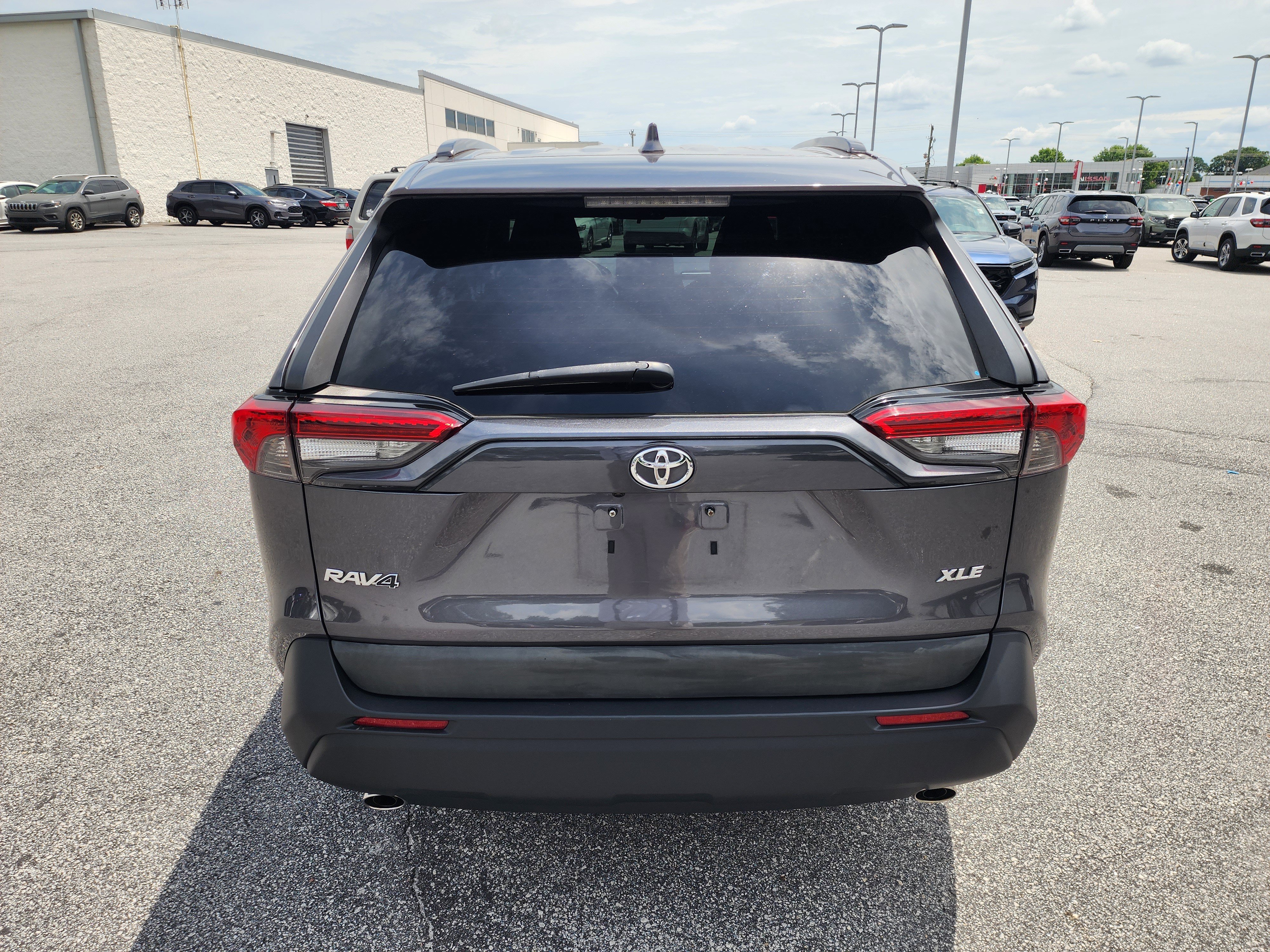 Used 2021 Toyota RAV4 XLE FWD image 5