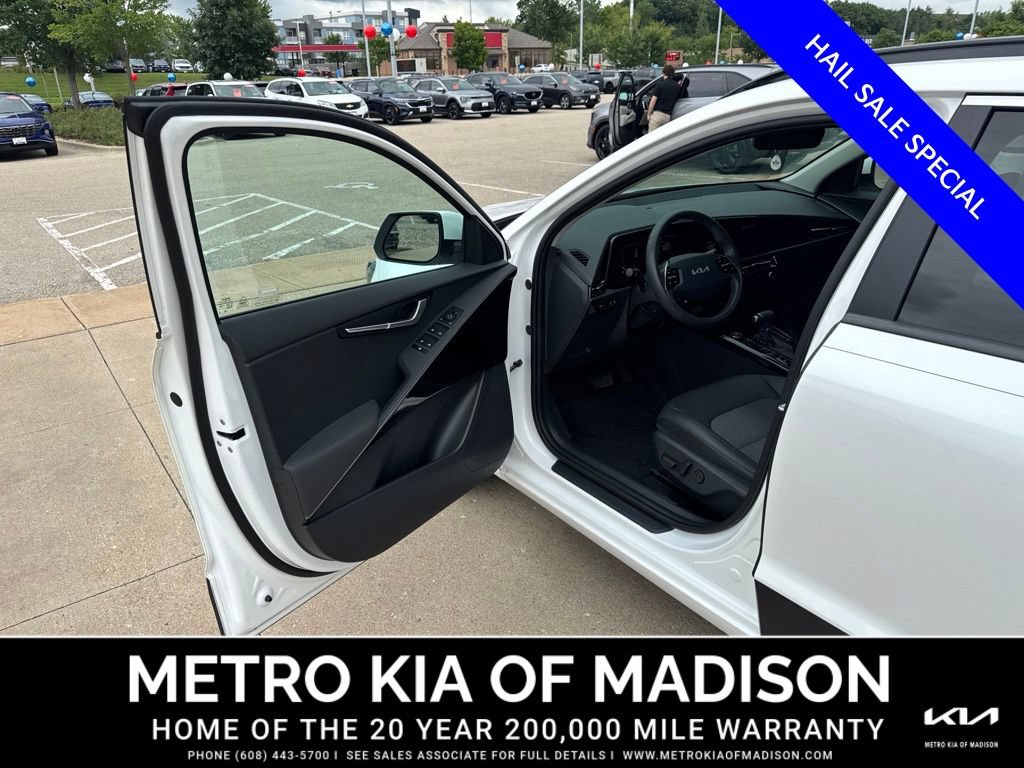Used 2025 Kia Niro EX FWD image 10