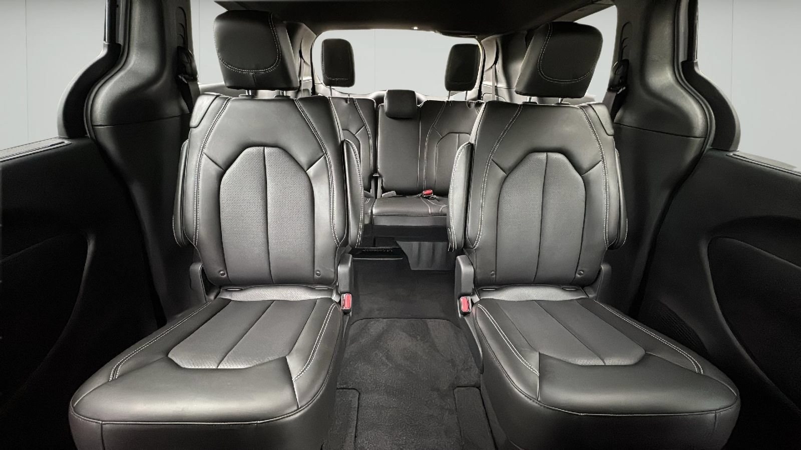 New 2025 Chrysler Pacifica Select AWD/4WD image 4