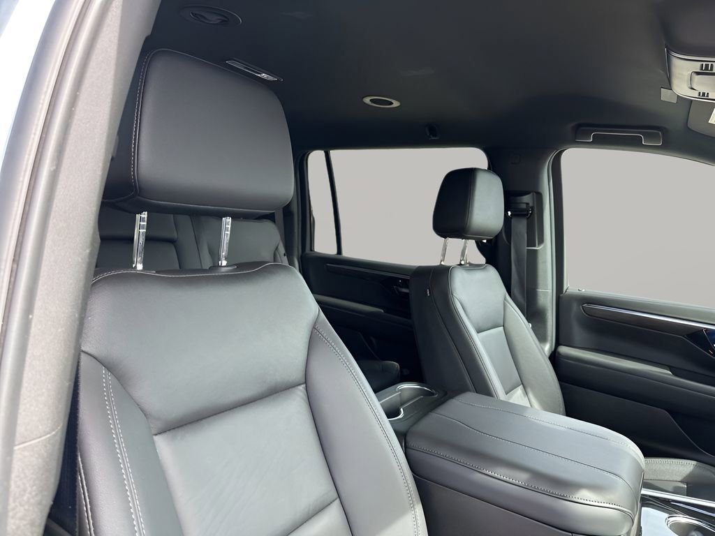 Used 2025 Chevrolet Suburban Z71 image 15