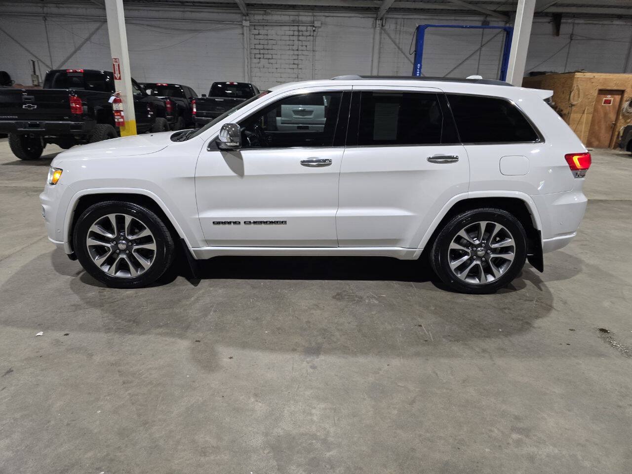 Used 2018 Jeep Grand Cherokee Overland AWD/4WD image 5