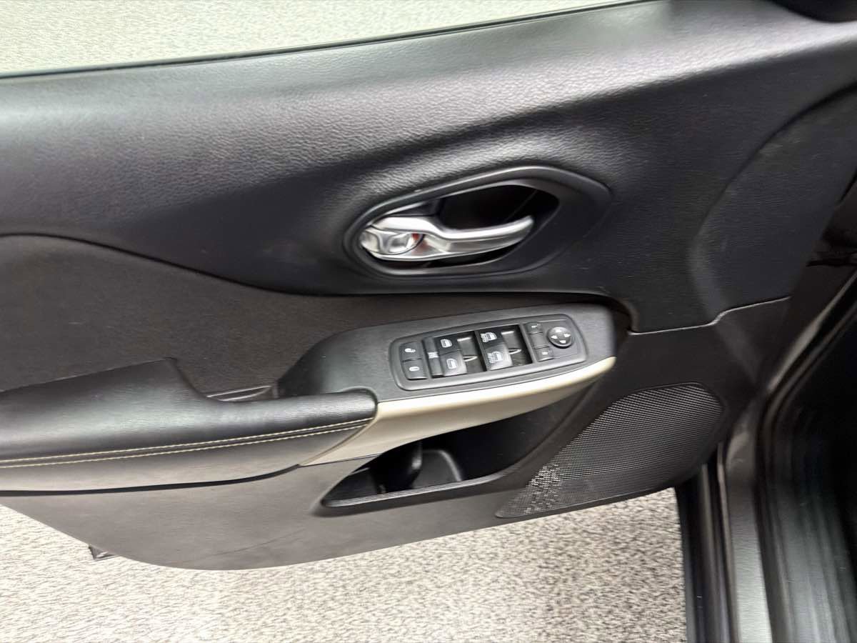 Used 2018 Jeep Cherokee Latitude image 13