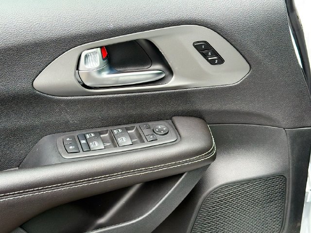New 2027 Chrysler Pacifica Select FWD image 21