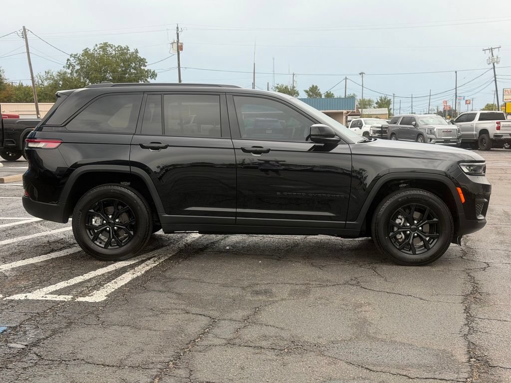 Used 2025 Jeep Grand Cherokee Altitude AWD/4WD image 4