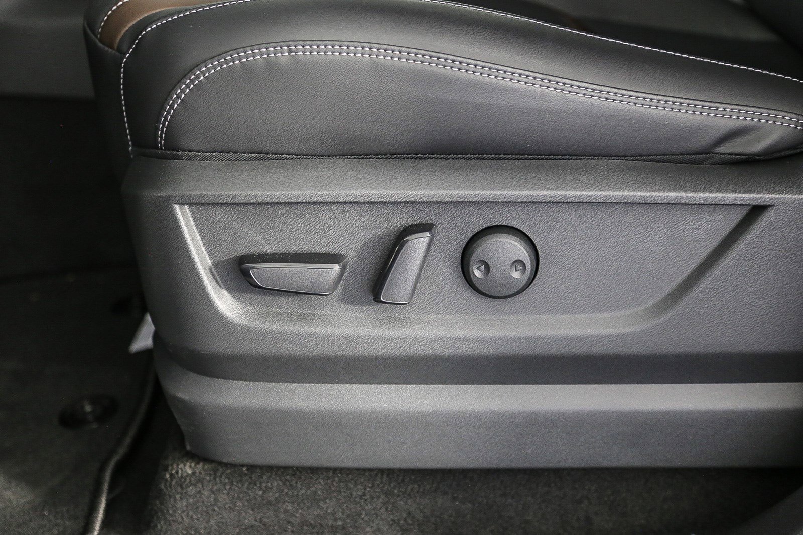 New 2025 Nissan Armada SL w/ Captain's Chari Seat Package image 28