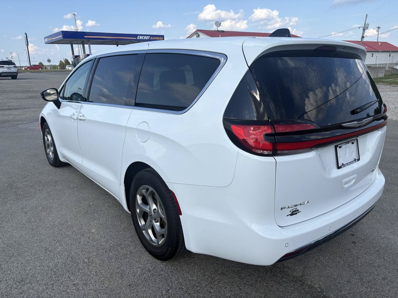 Used 2024 Chrysler Pacifica Limited FWD image 5