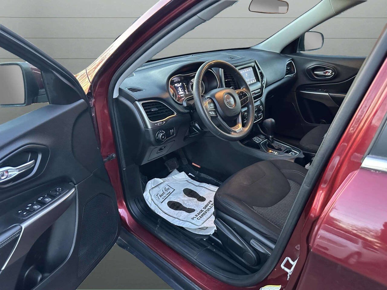 Used 2019 Jeep Cherokee Latitude w/ Popular Appearance Group FWD image 14