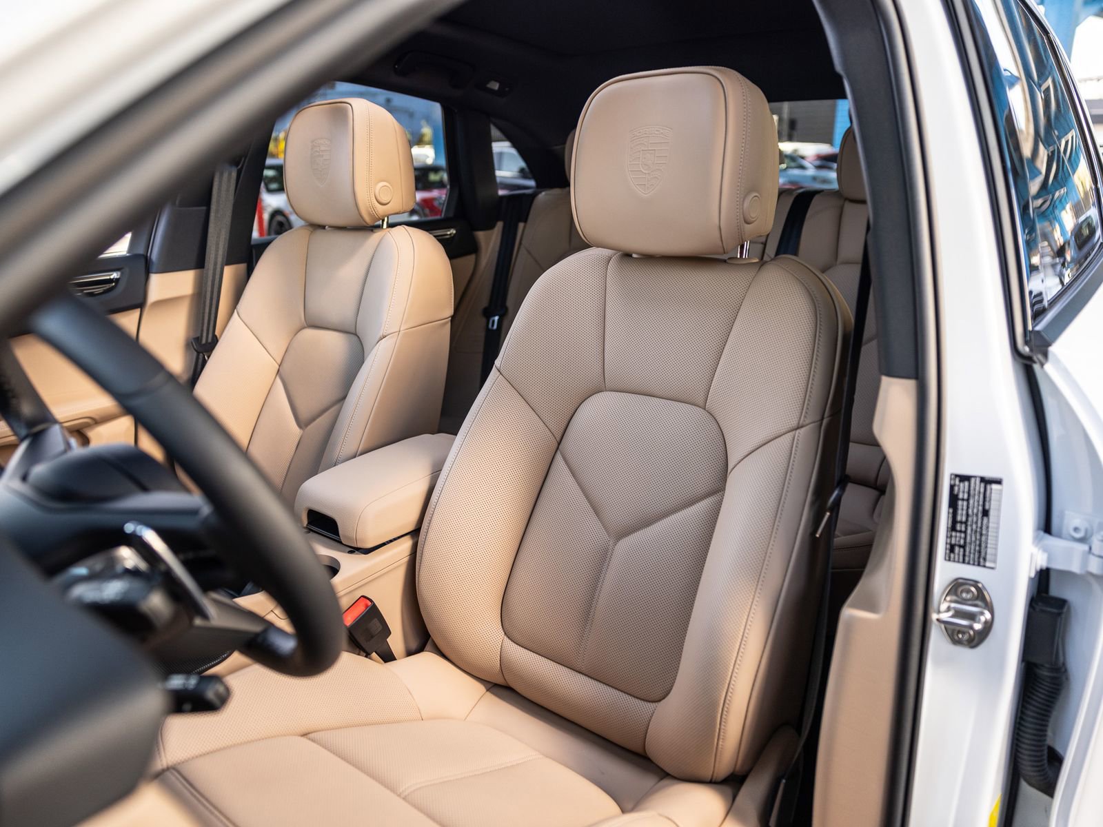 Certified 2025 Porsche Macan image 5