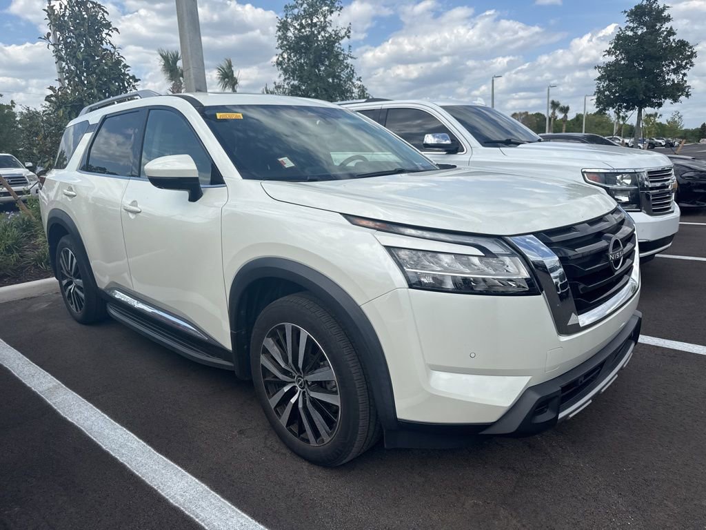 Used 2023 Nissan Pathfinder Platinum FWD image 3