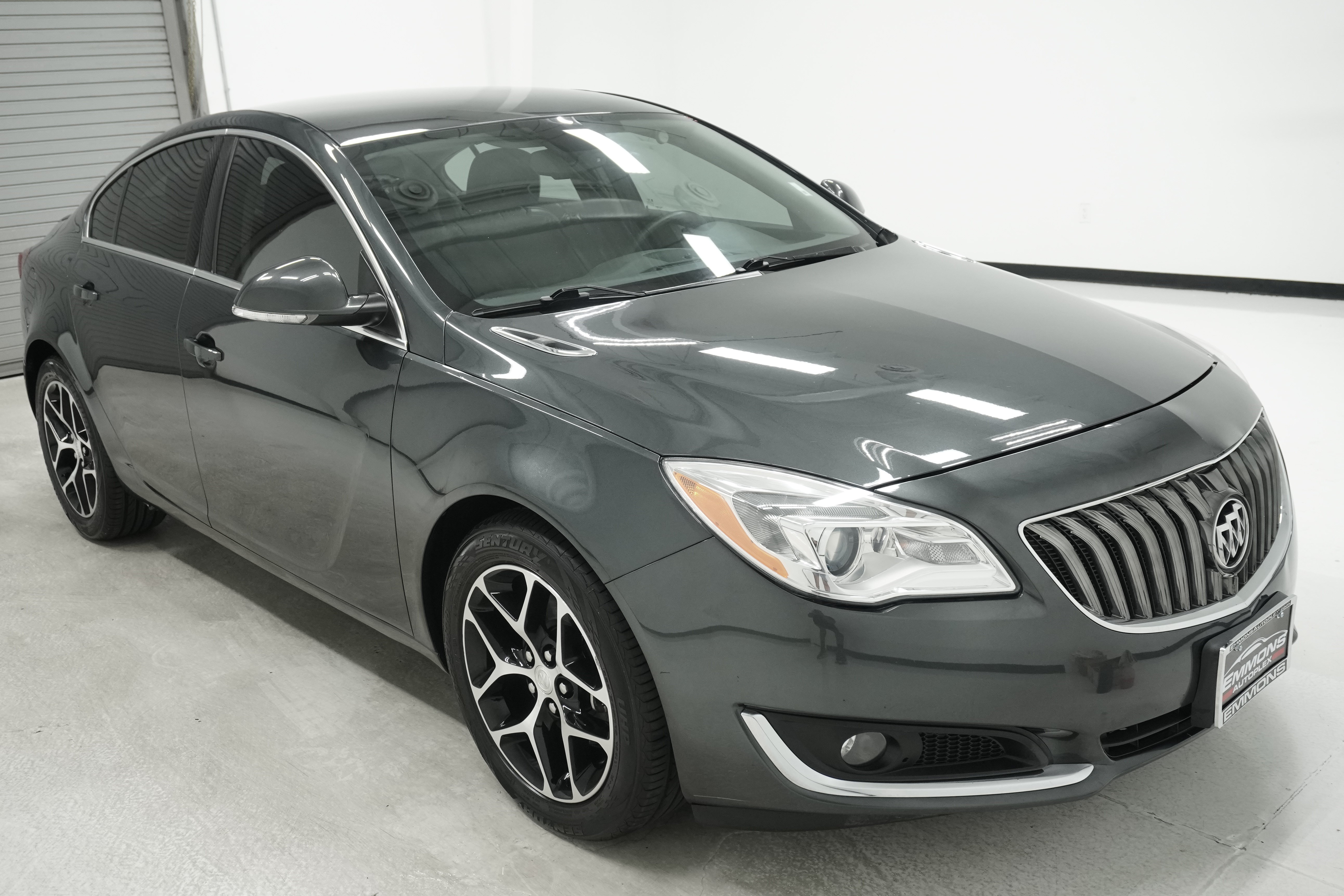 Used 2017 Buick Regal Sport Touring FWD image 2