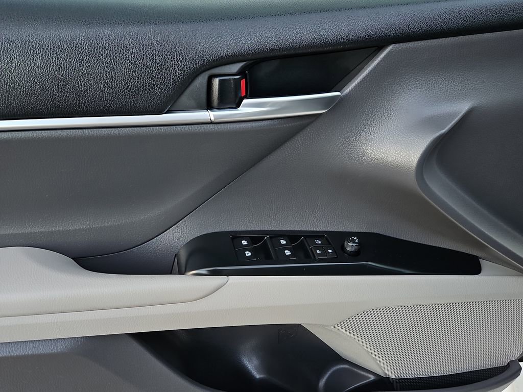 Used 2018 Toyota Camry LE image 18