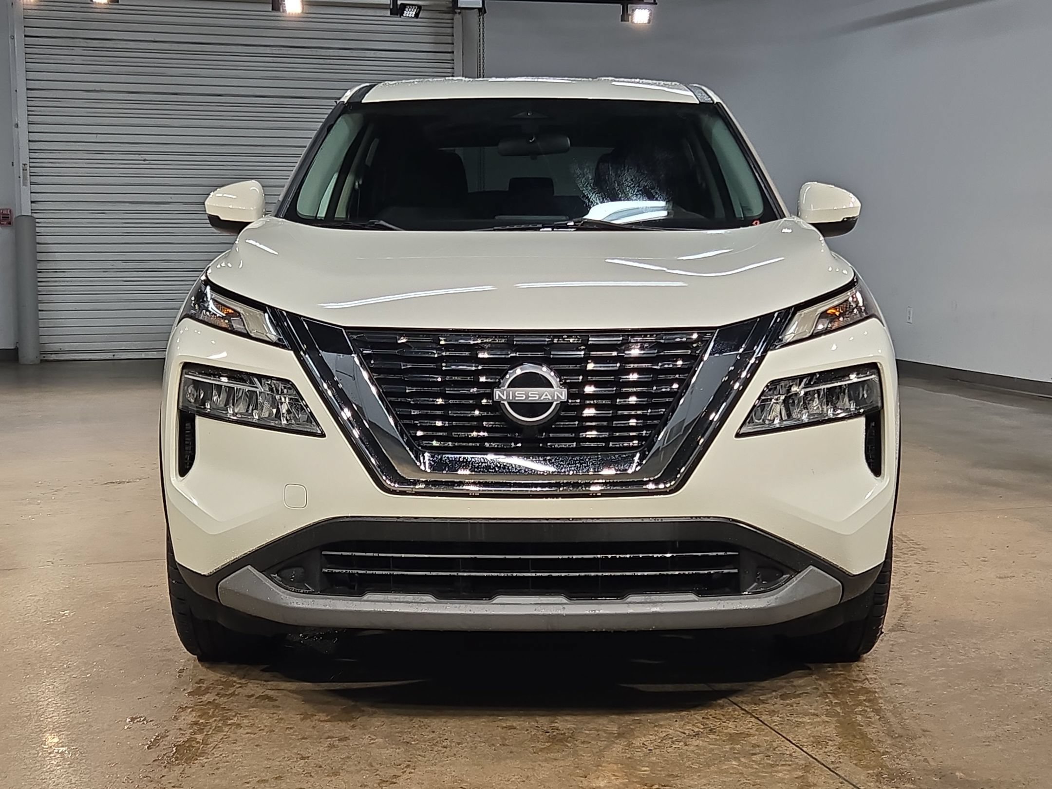 Used 2023 Nissan Rogue SV FWD image 2