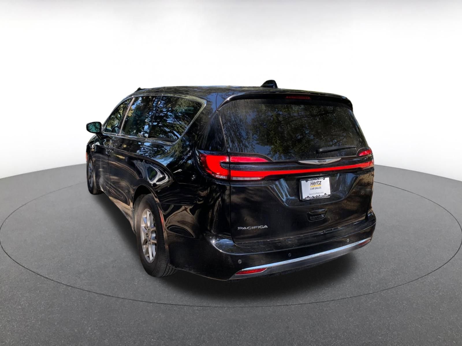 Used 2024 Chrysler Pacifica Touring-L image 5