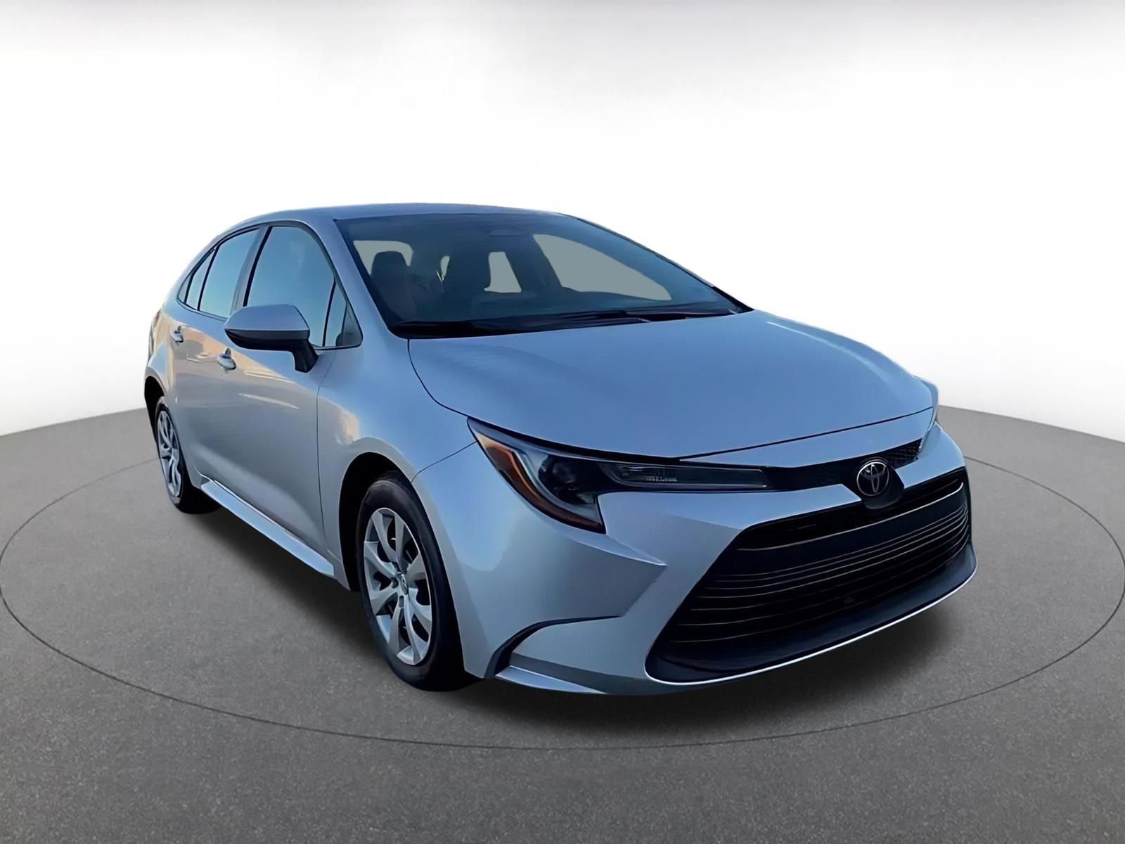 Used 2025 Toyota Corolla LE image 3