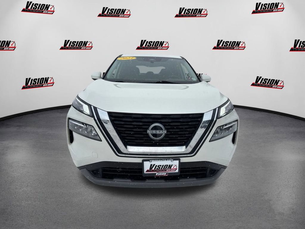 Used 2023 Nissan Rogue SV image 2