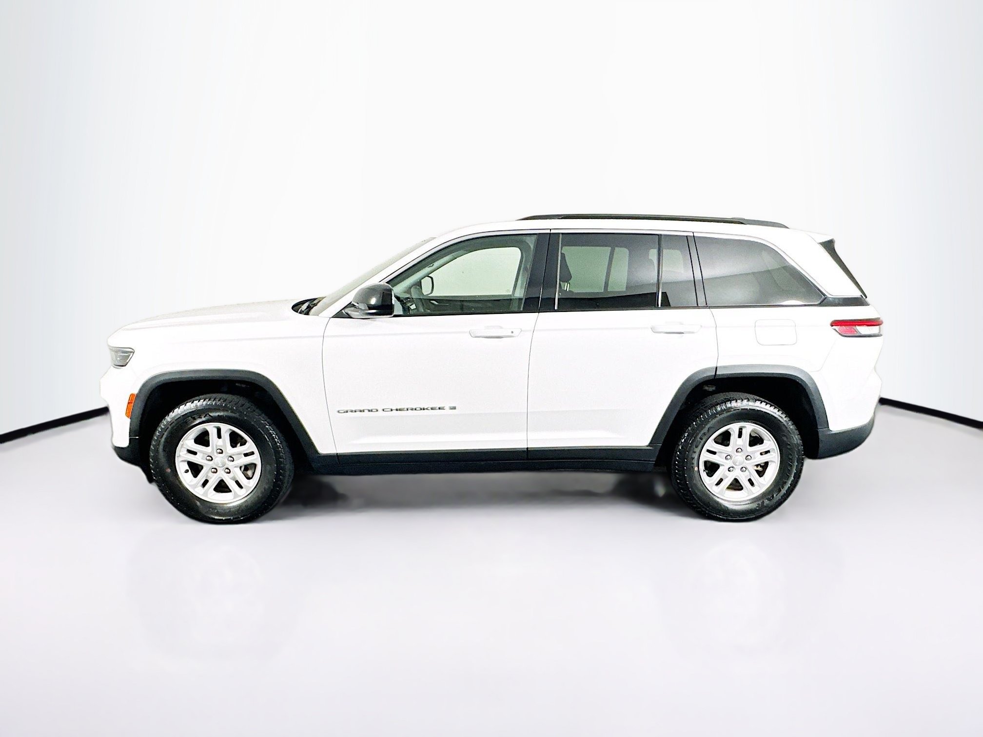 Used 2023 Jeep Grand Cherokee Laredo w/ Luxury Tech Group I RWD image 4