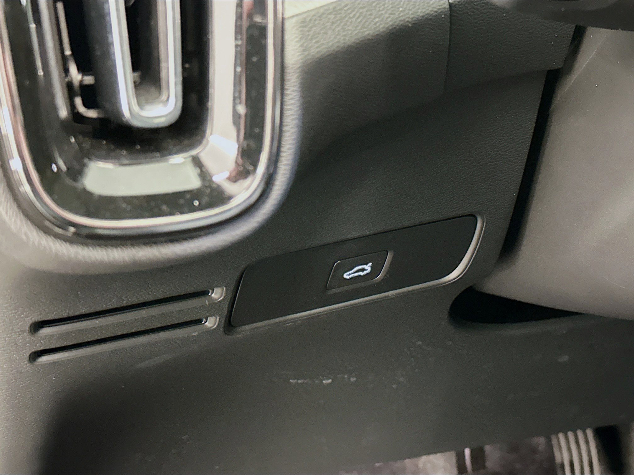 Used 2025 Volvo XC40 B5 Plus image 17