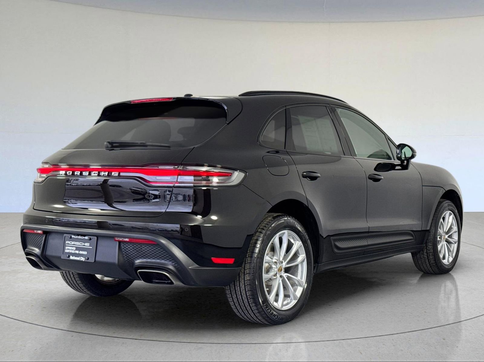 Certified 2023 Porsche Macan image 7