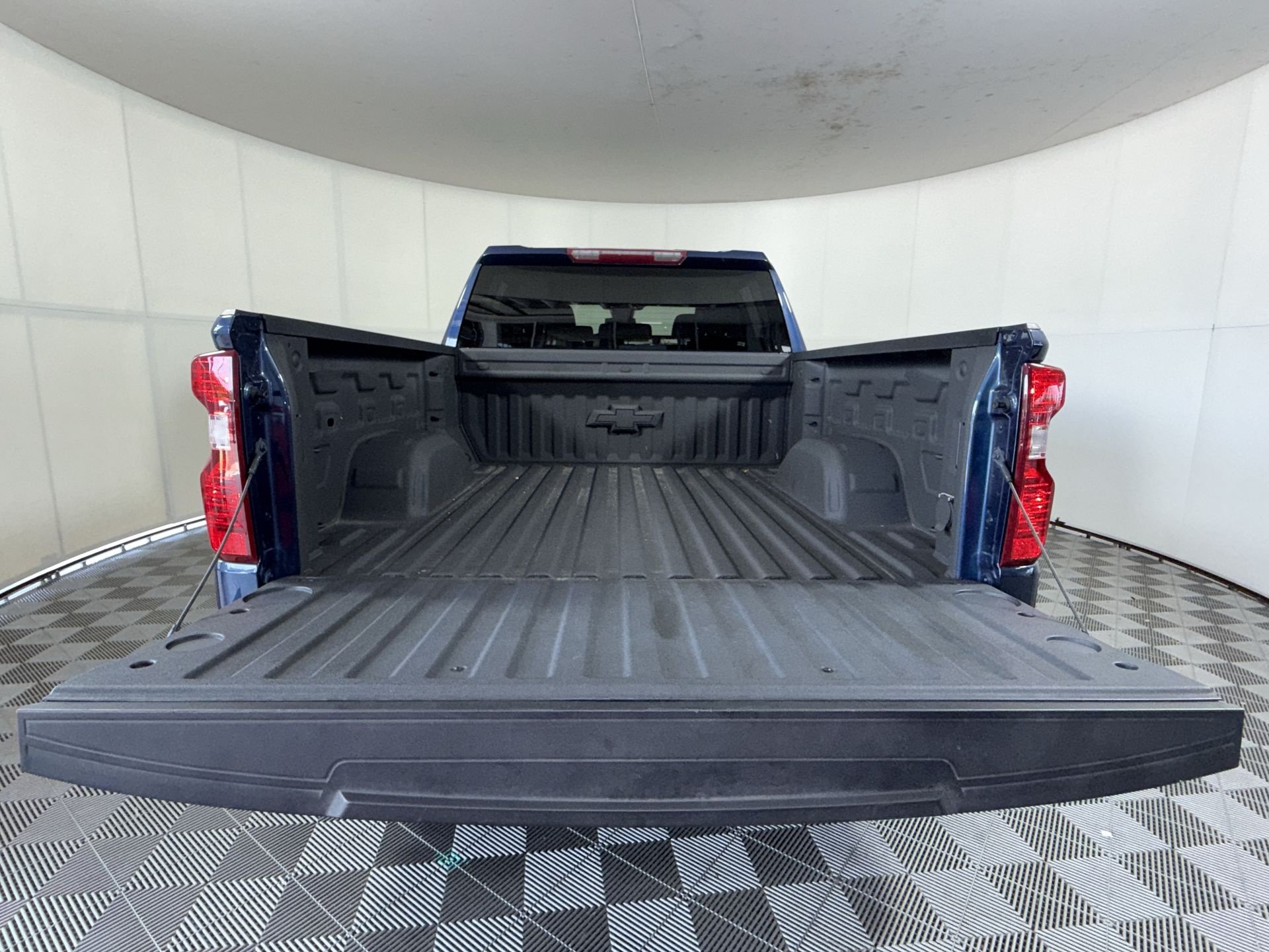 Used 2023 Chevrolet Silverado 1500 LT AWD/4WD image 25