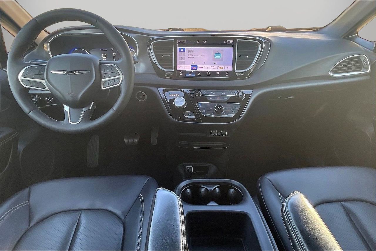 Used 2025 Chrysler Pacifica Select image 15