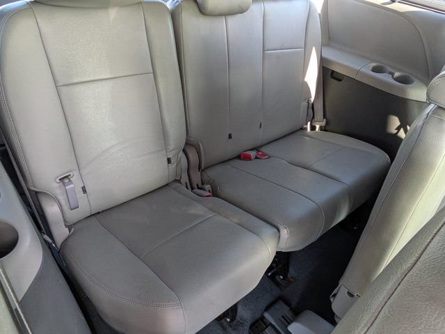 Used 2020 Toyota Sienna LE w/ Carpet Mat Package FWD image 8