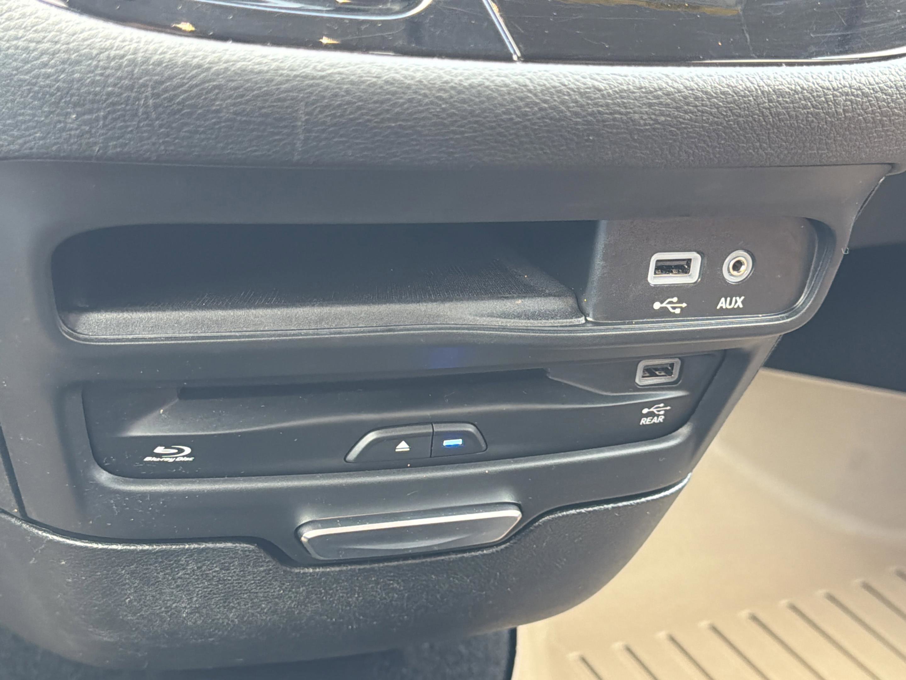 Used 2019 Chrysler Pacifica Limited FWD image 11