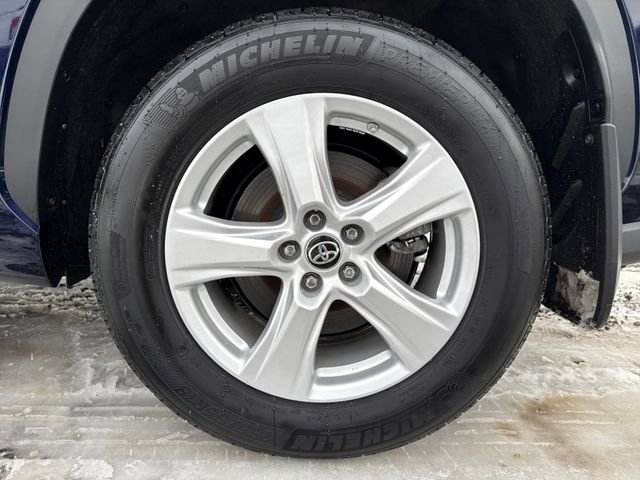 Used 2024 Toyota Highlander LE AWD/4WD image 27