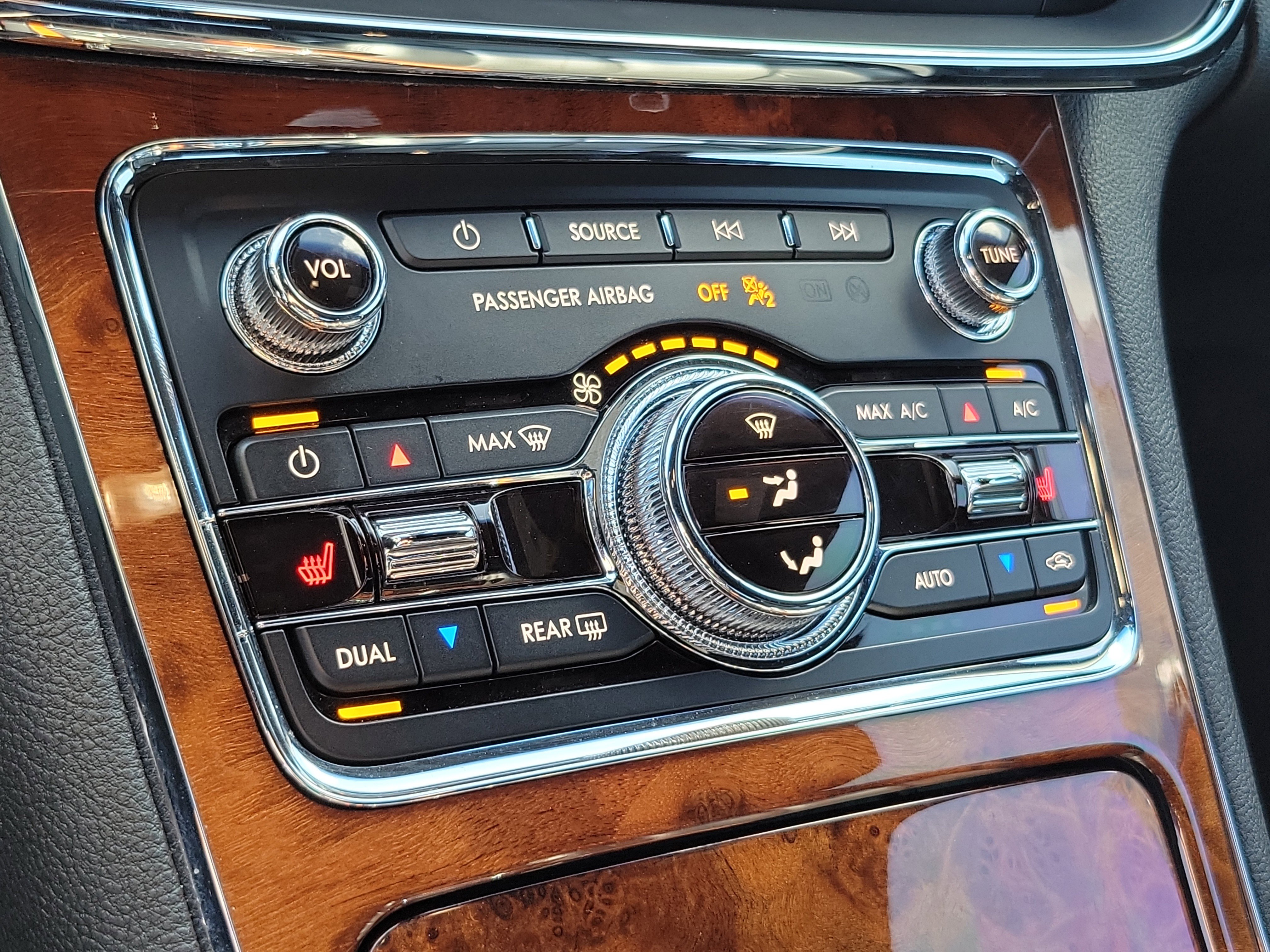Used 2020 Lincoln Continental w/ Premium Package FWD image 27