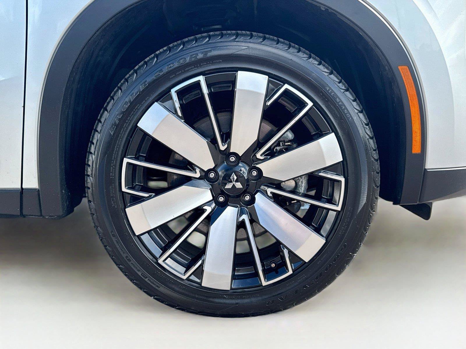 Used 2025 Mitsubishi Outlander SE AWD/4WD image 38