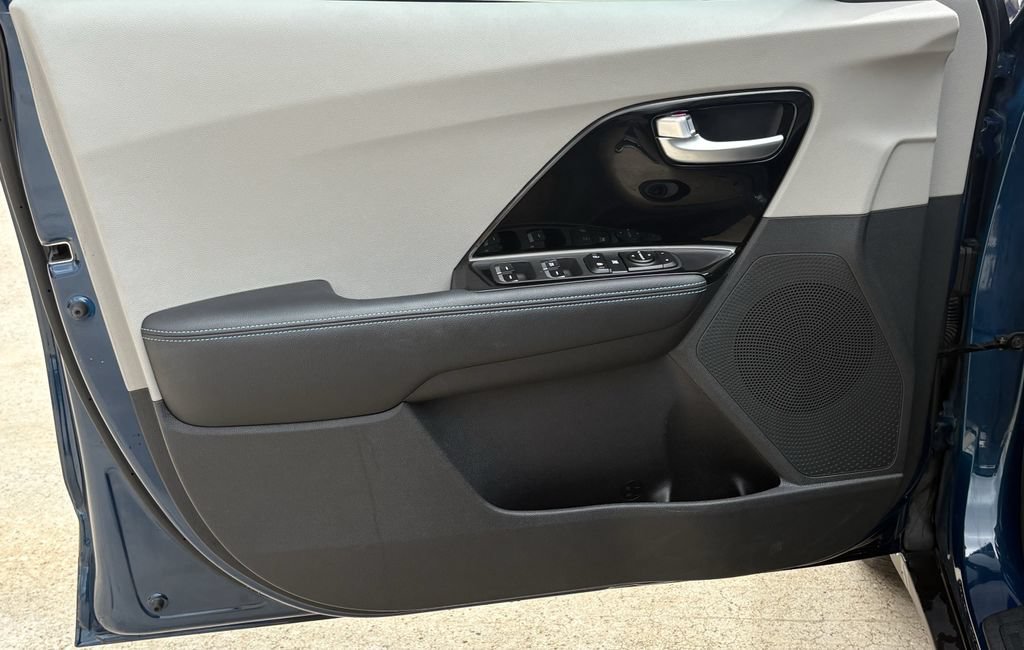 Certified 2022 Kia Niro LXS FWD image 10