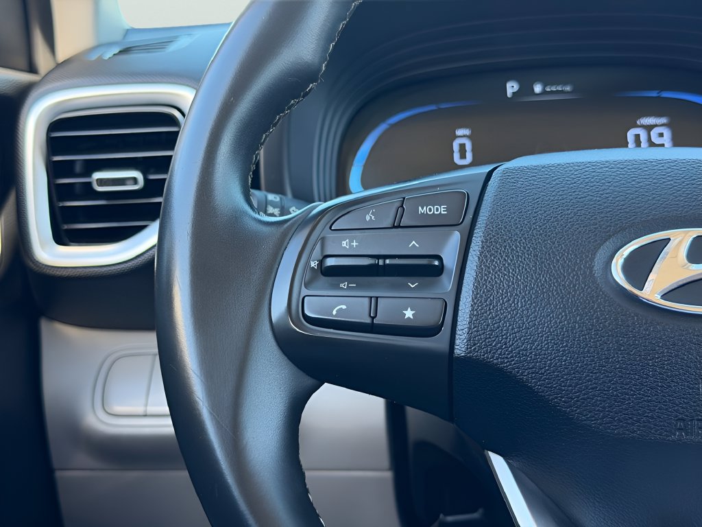 Used 2025 Hyundai Venue SEL FWD image 14