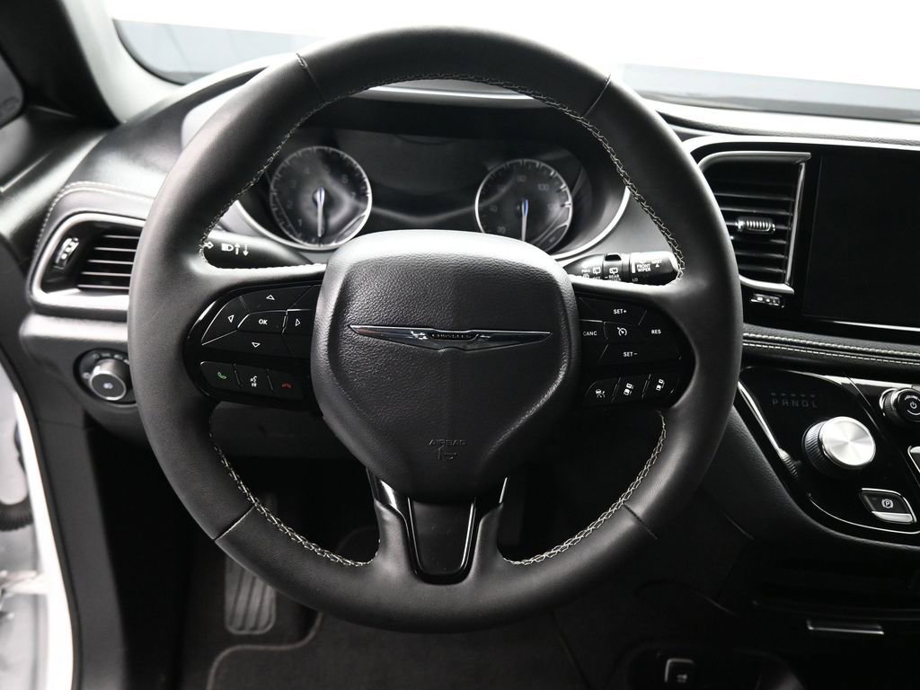 Used 2024 Chrysler Pacifica Touring image 14