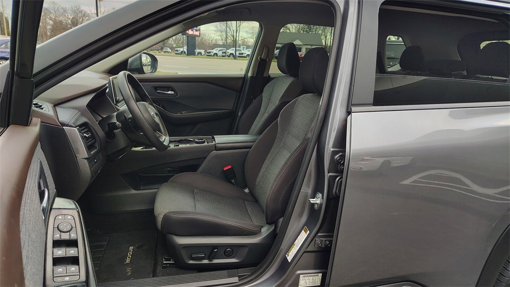 Used 2023 Nissan Rogue SV image 7
