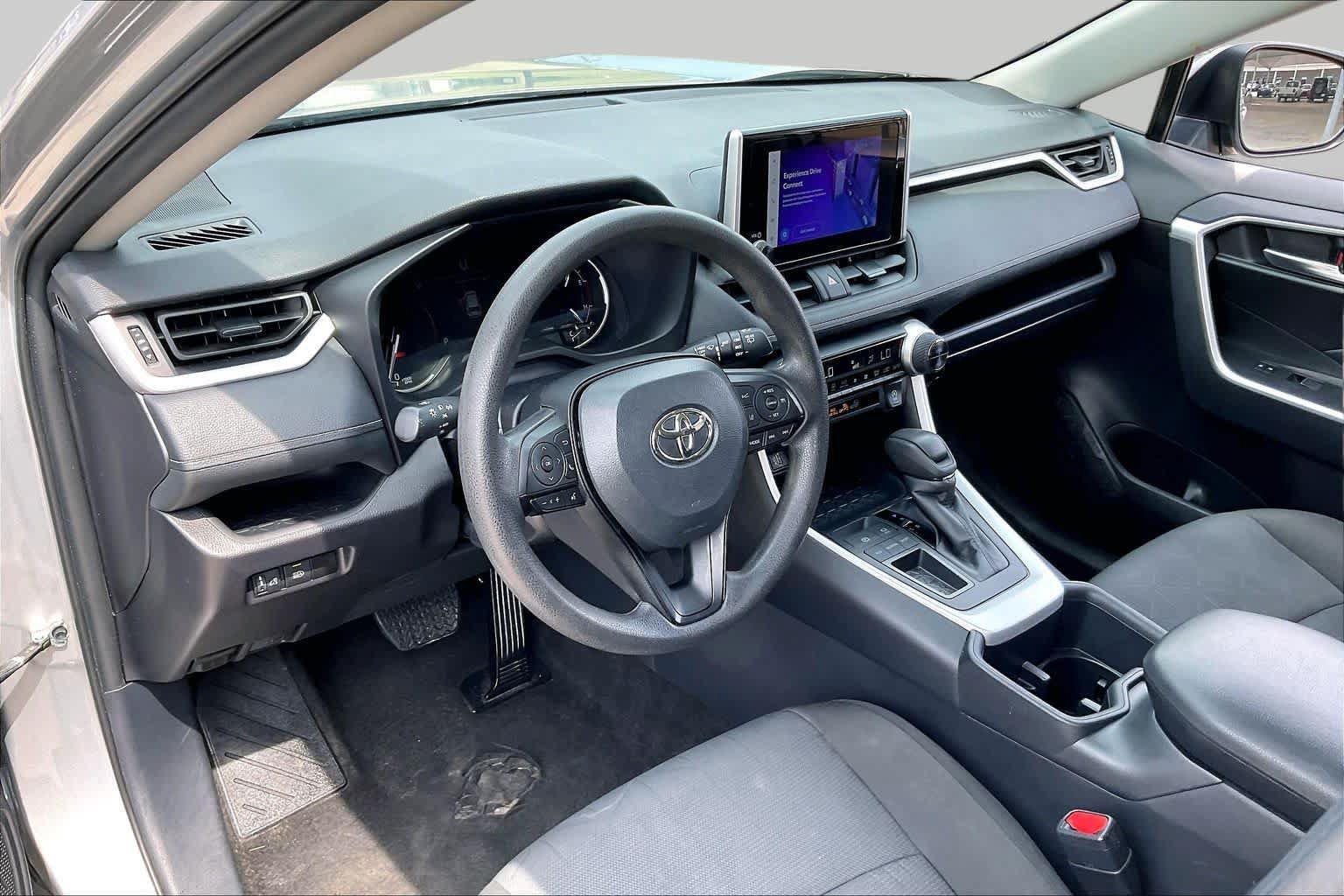 Used 2025 Toyota RAV4 XLE FWD image 33