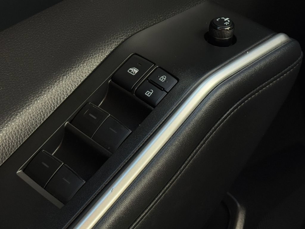 Used 2022 Toyota Highlander XLE AWD/4WD image 11