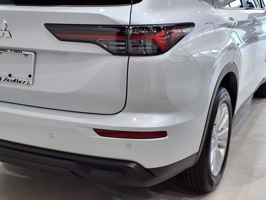 New 2025 Mitsubishi Outlander ES image 5