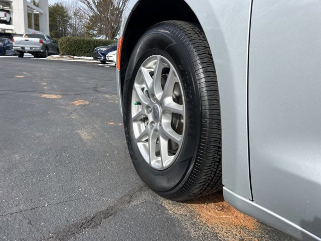 Used 2024 Chrysler Pacifica Touring-L image 11