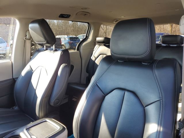 Used 2023 Chrysler Pacifica Touring-L image 15