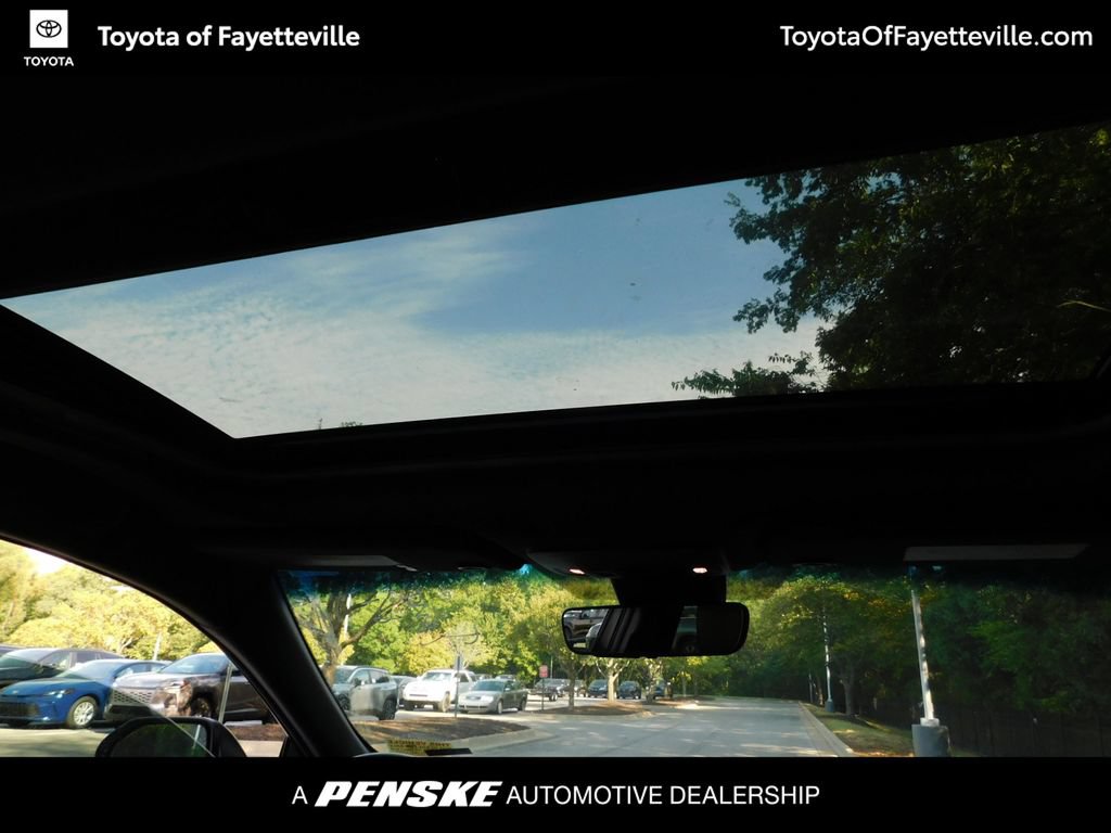 Used 2022 Toyota Avalon XSE FWD image 3
