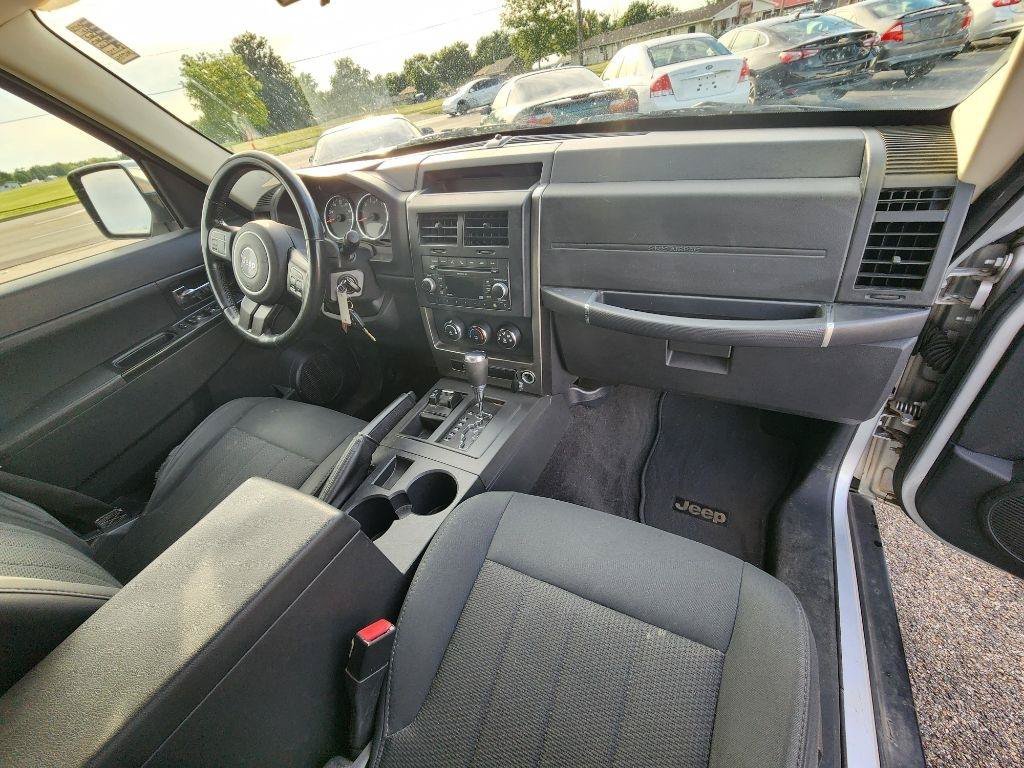 Used 2011 Jeep Liberty Sport AWD/4WD image 15