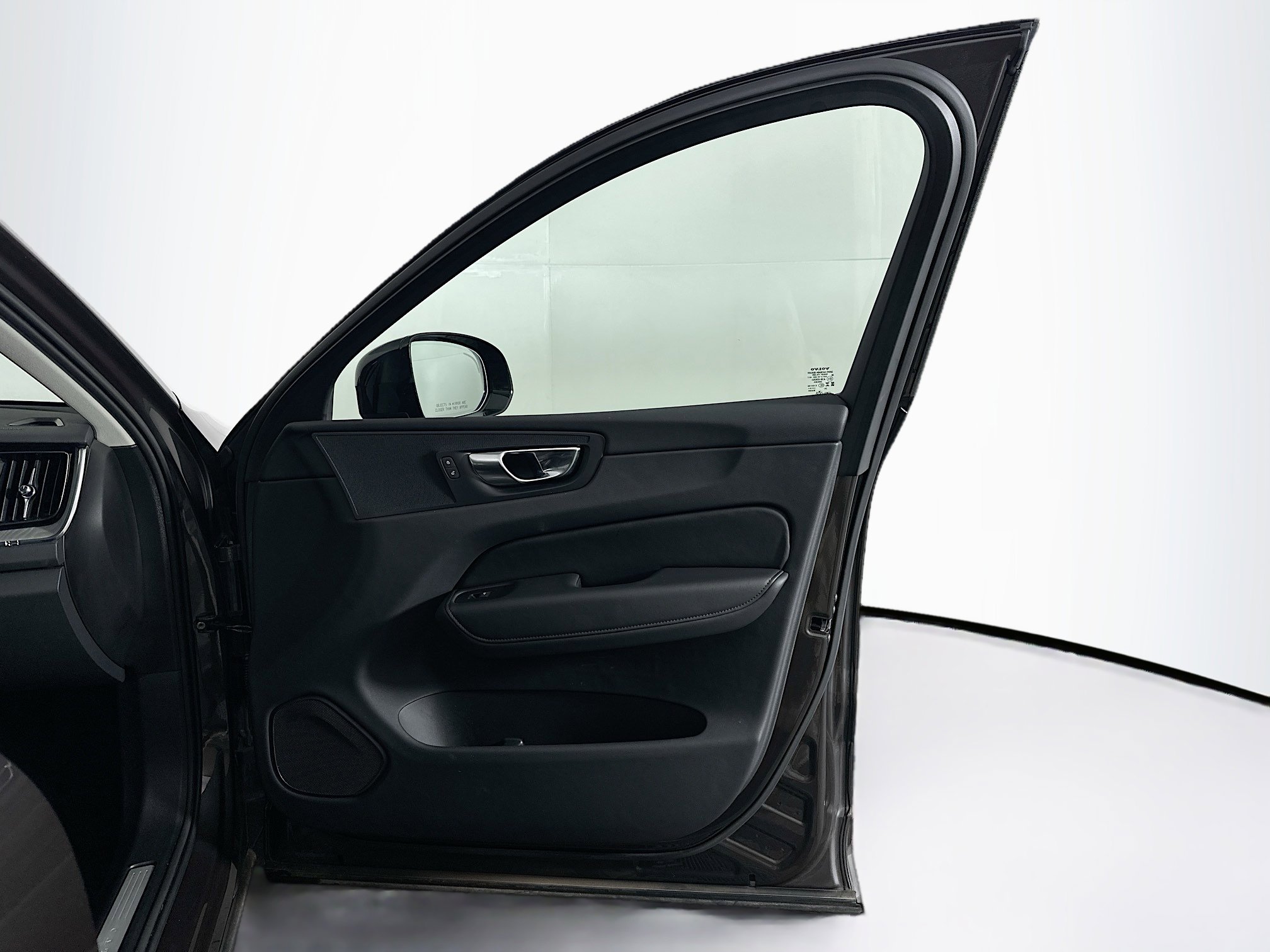 Used 2025 Volvo XC60 B5 Plus image 33