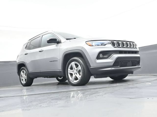 Used 2023 Jeep Compass Latitude w/ Sun and Sound Group AWD/4WD image 30