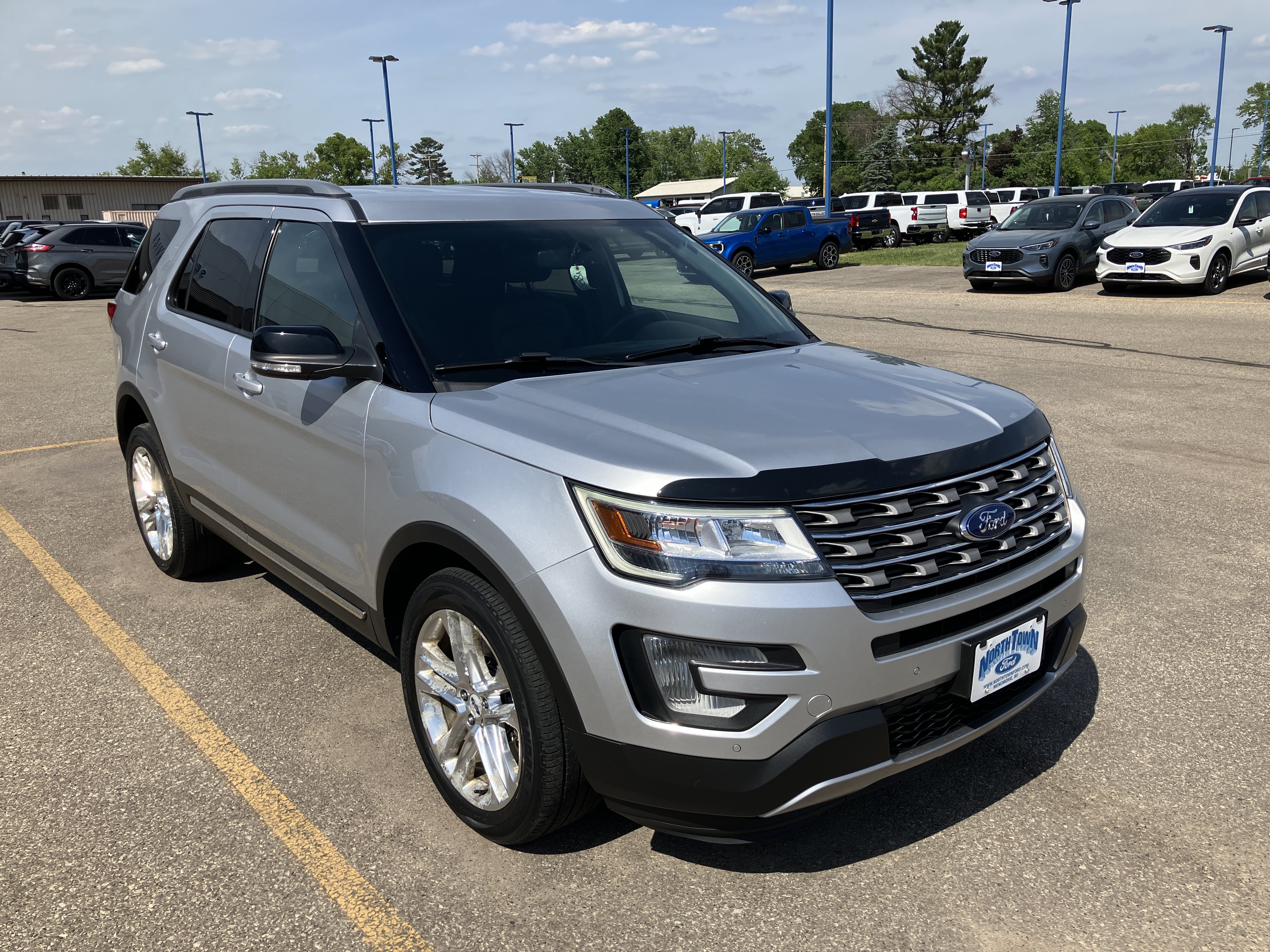Used 2017 Ford Explorer XLT w/ Equipment Group 202A AWD/4WD image 4