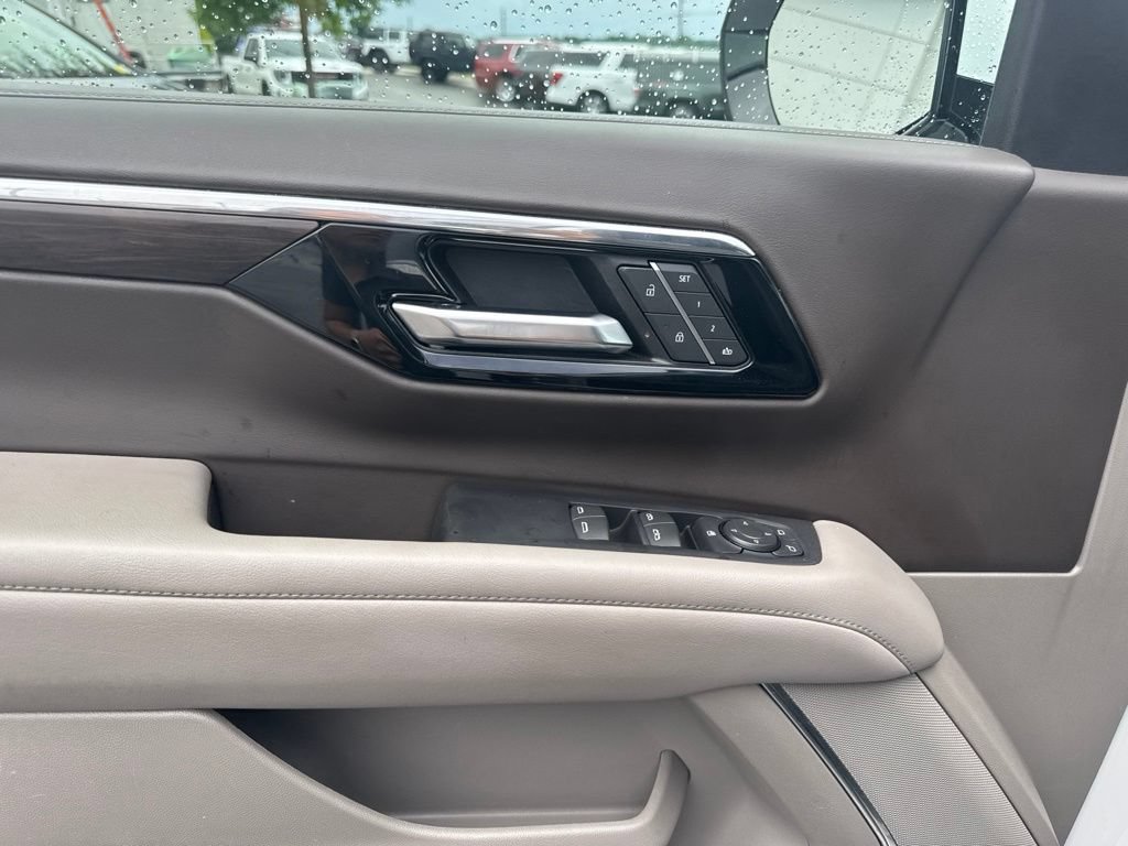 Used 2025 Chevrolet Suburban LT RWD image 10