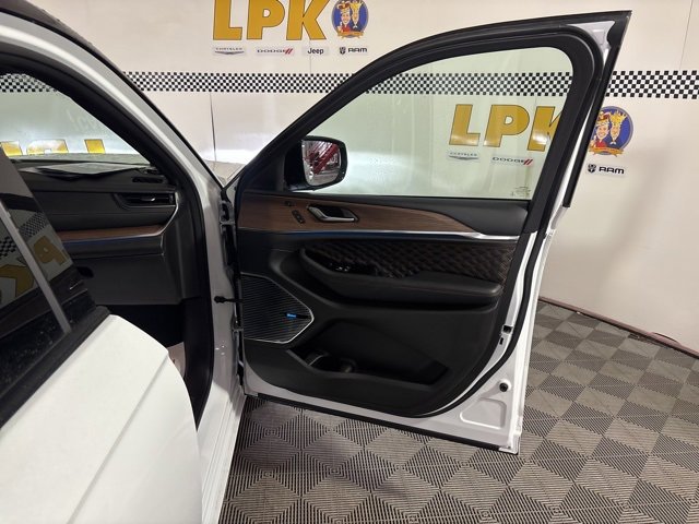 Used 2022 Jeep Grand Cherokee Summit w/ Luxury Tech Group V image 25