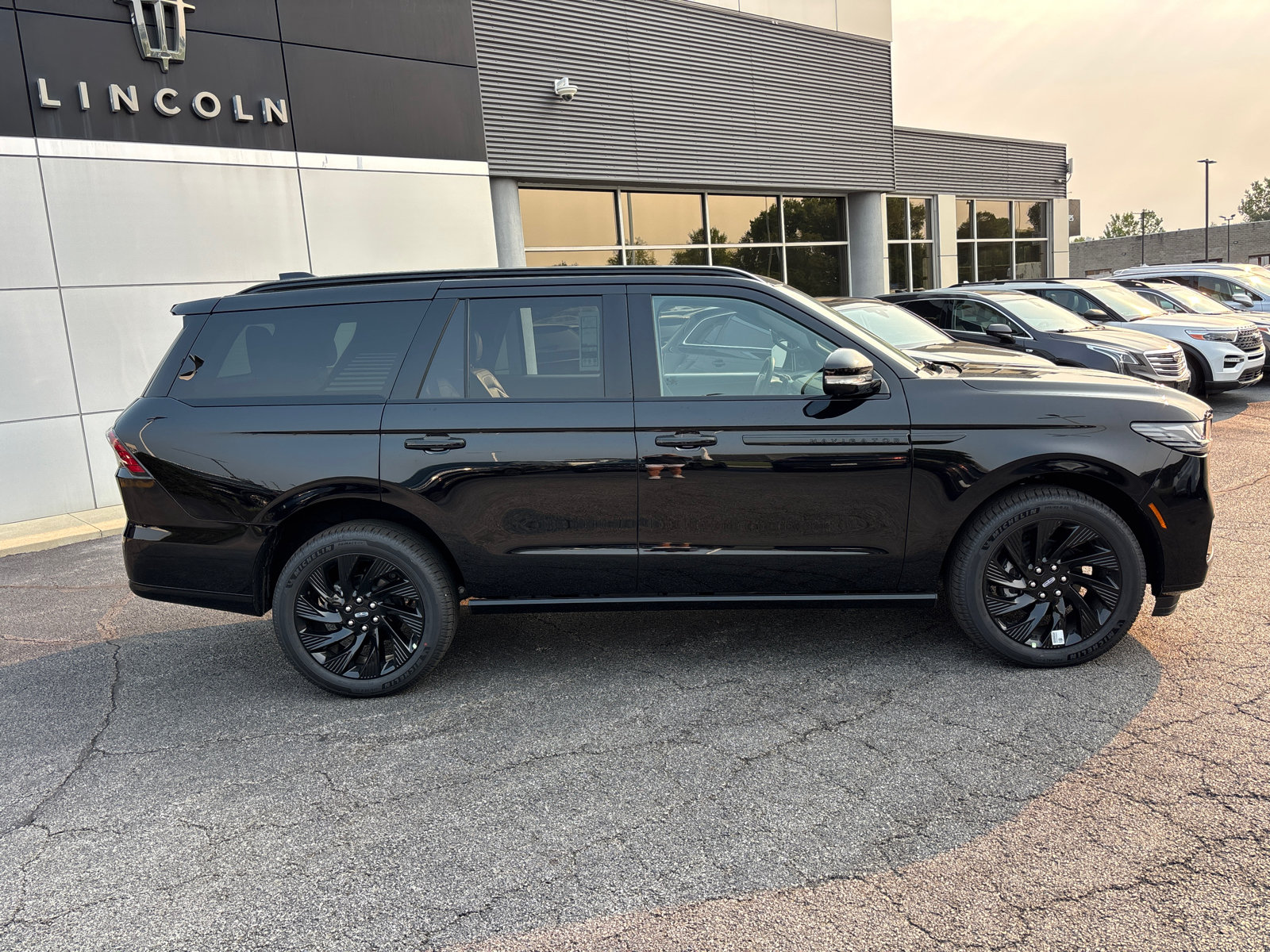 New 2027 Lincoln Navigator Reserve w/ Jet Appearance Package AWD/4WD image 8