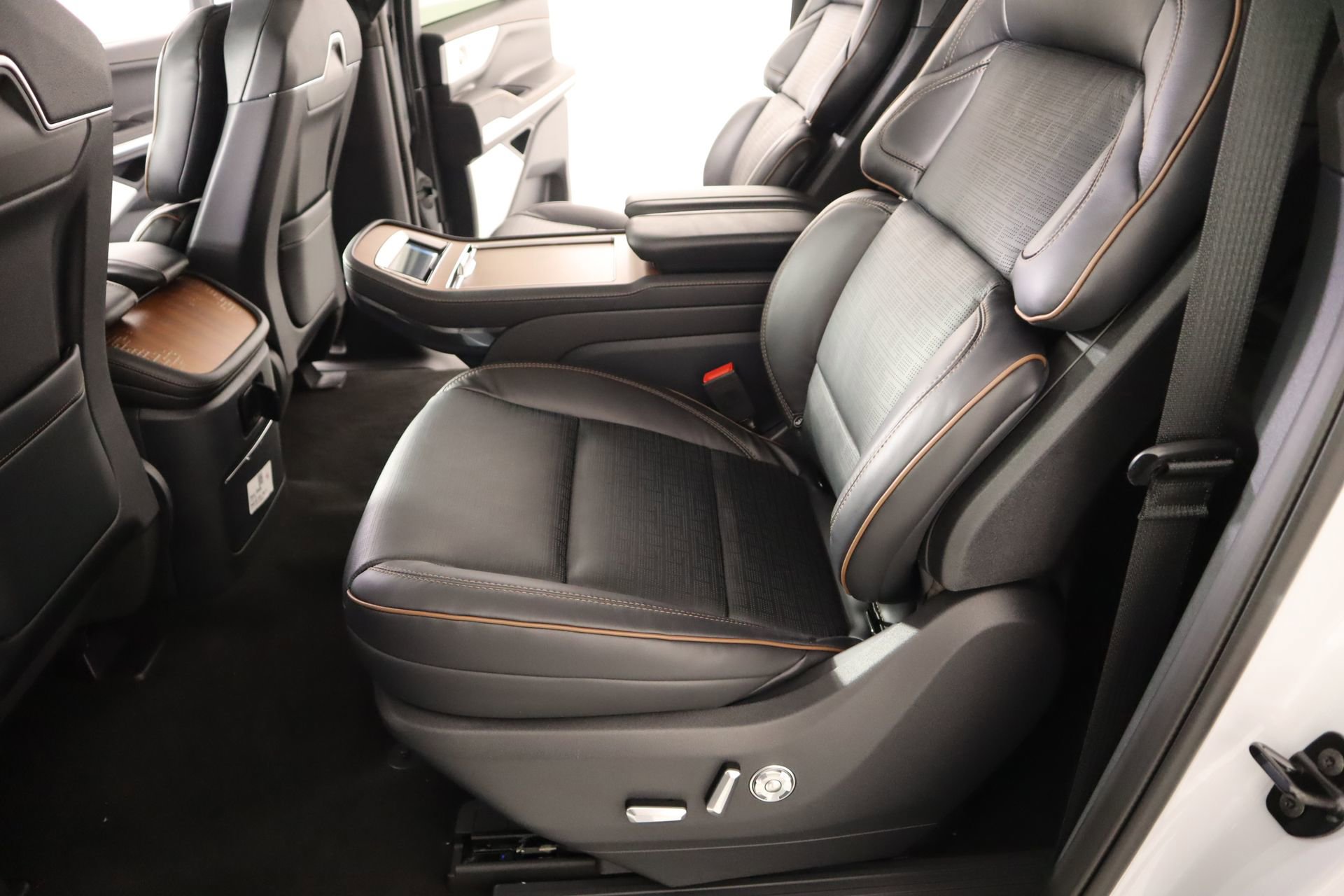 New 2026 Lincoln Navigator L Black Label AWD/4WD image 11