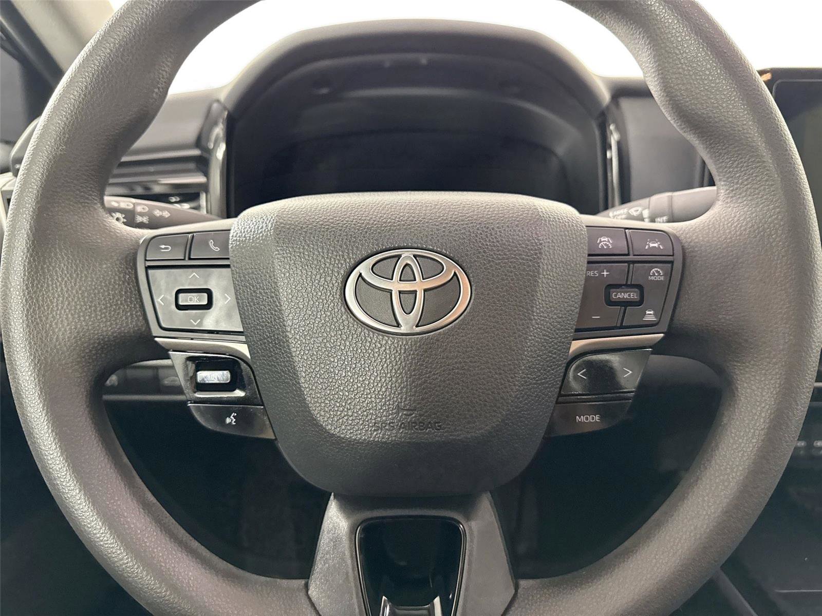 Used 2025 Toyota Camry LE w/ Convenience Package image 16