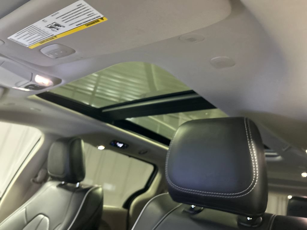 Used 2024 Chrysler Pacifica Limited AWD/4WD image 23