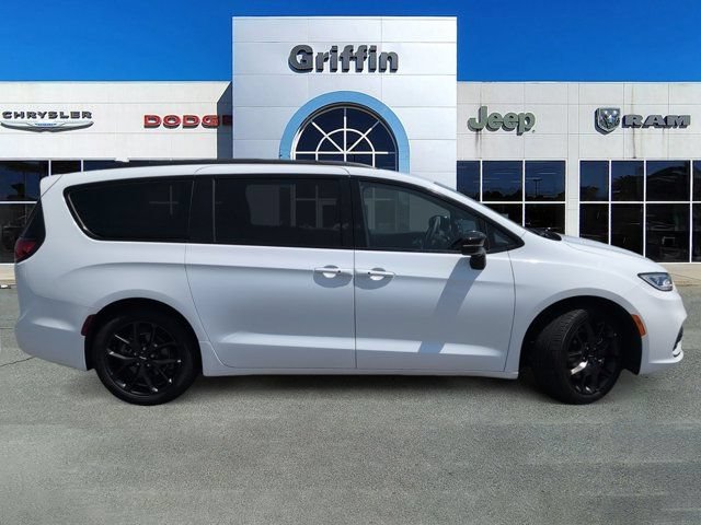 Used 2025 Chrysler Pacifica Limited FWD image 3